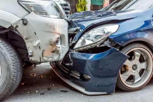 Car accident lawsuits: Image shows two vehicles in a head-on collision